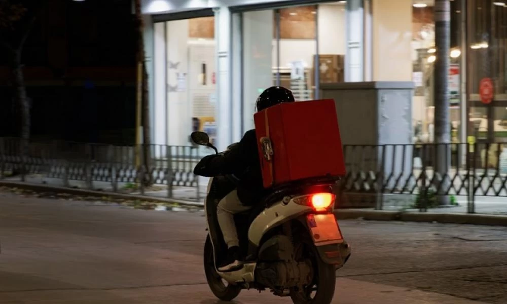 Σοκαριστικό τροχαίο στην Πάτρα: Αυτοκίνητο συγκρούστηκε με δίκυκλο